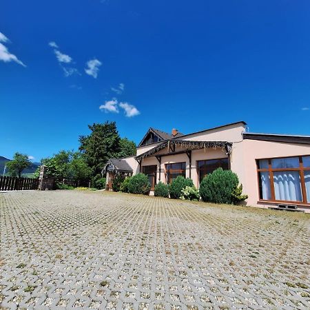 Vila Fenix B&B Ruzomberok Bagian luar foto