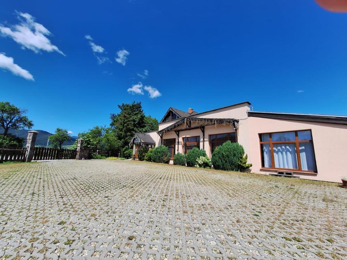 Vila Fenix B&B Ruzomberok Bagian luar foto