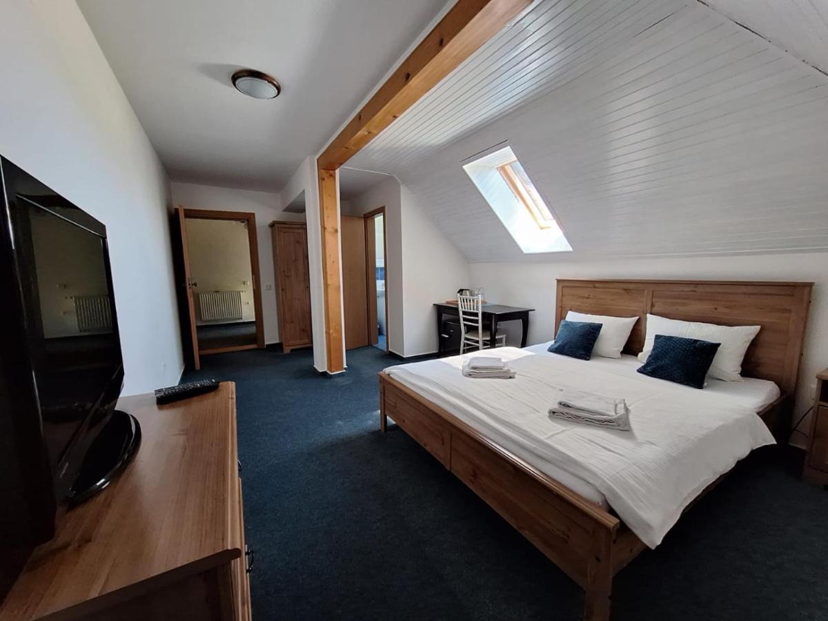 Vila Fenix B&B Ruzomberok Bagian luar foto