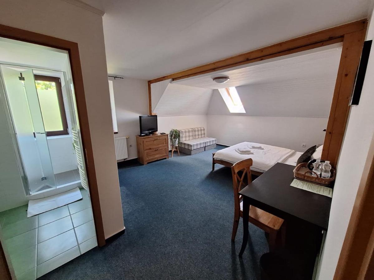 Vila Fenix B&B Ruzomberok Bagian luar foto